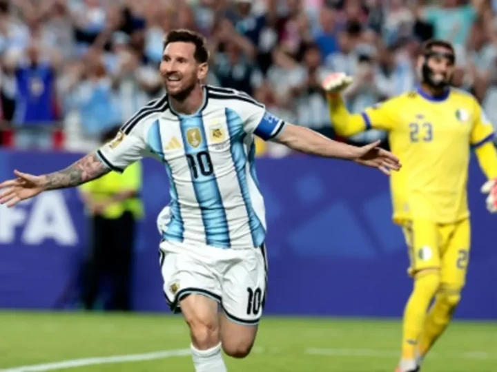 Com atuação histórica de Messi, Argentina vence Argélia na estreia da Copa