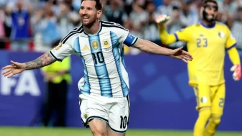 Com atuação histórica de Messi, Argentina vence Argélia na estreia da Copa