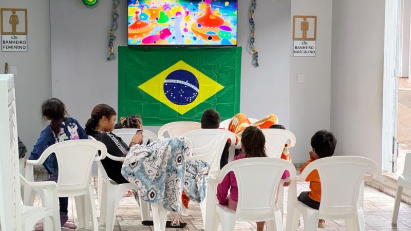 Buscando recomeço, famílias migrantes acham abrigo na Capital