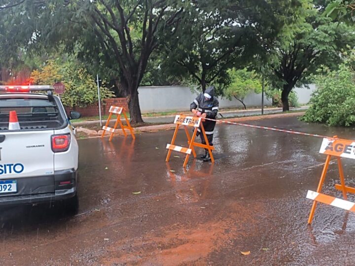 Equipes monitoram a cidade e atuam durante temporal na Capital