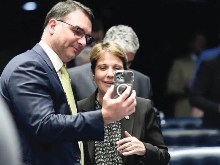 Tereza Cristina se reúne com Flávio Bolsonaro e negociações para ser vice avançam