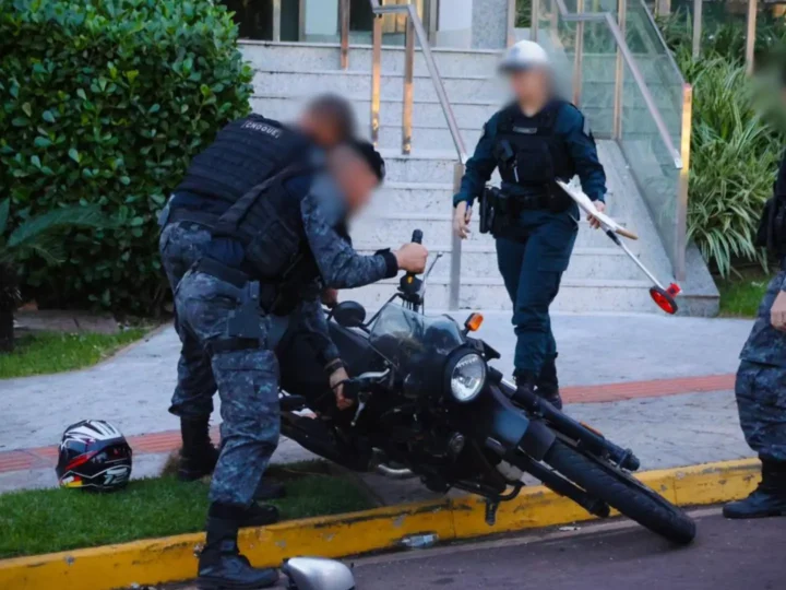 Batida entre carro e moto termina com policial ferido na Av. Ricardo Brandão
