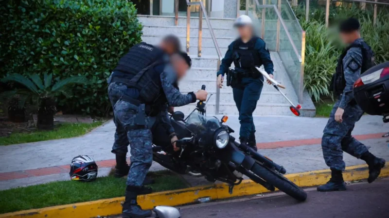Batida entre carro e moto termina com policial ferido na Av. Ricardo Brandão