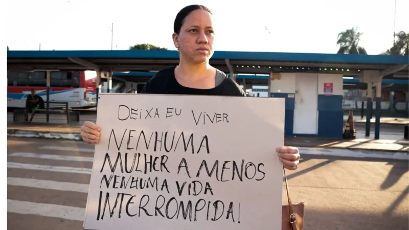 Com 21 feminicídios em MS, mulheres se unem em manifestação contra a violência na Capital