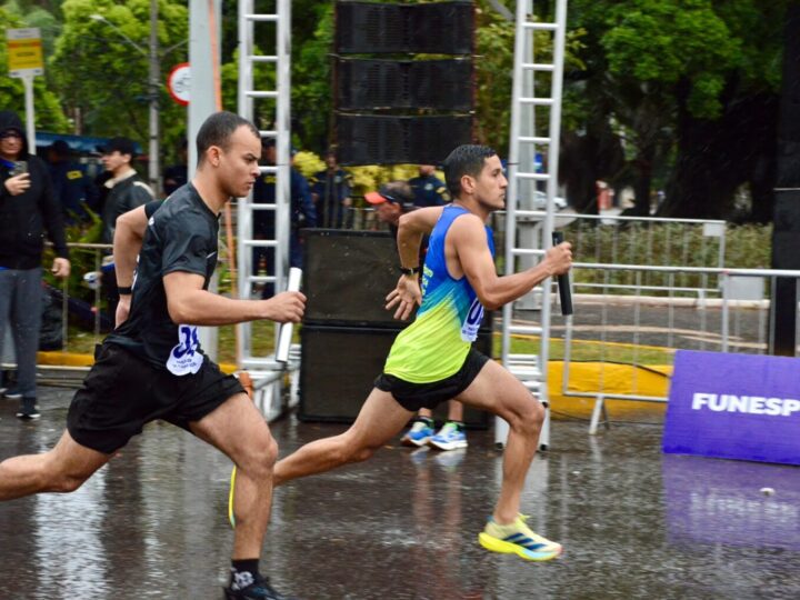 Mesmo com chuva, Corrida do Facho celebra 127 anos da Capital