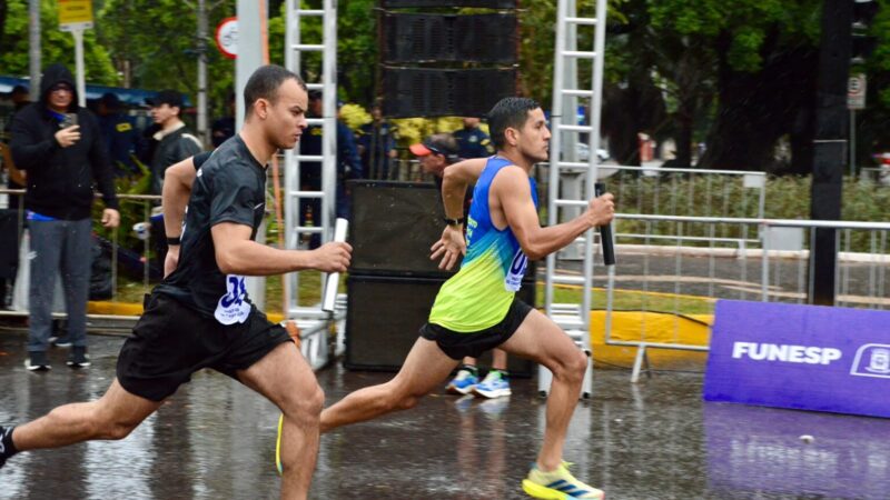 Mesmo com chuva, Corrida do Facho celebra 127 anos da Capital