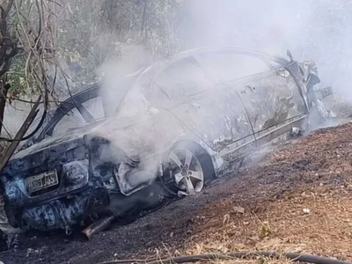 Acidente entre dois carros deixa 9 feridos e veículo incendiado na BR-262