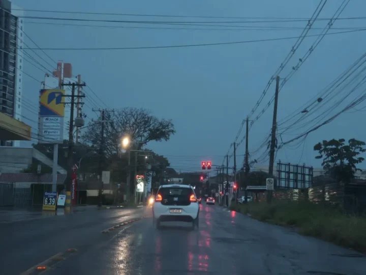 Cidades do interior amanhecem sob chuva neste sábado durante alerta de tempestade