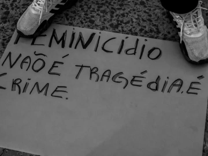 Em contrastes de lilás e vermelho, agosto foi marcado por sete feminicídios em Mato Grosso do Sul