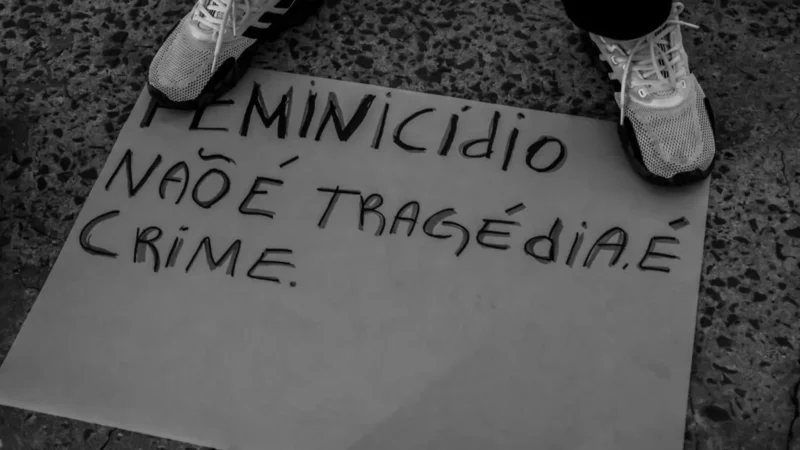 Em contrastes de lilás e vermelho, agosto foi marcado por sete feminicídios em Mato Grosso do Sul