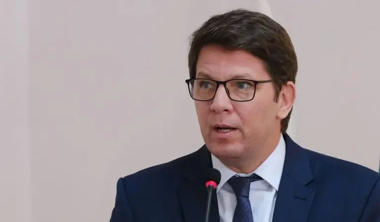 Dino proíbe Mario Frias de sair do Brasil e ter contato com investigados no caso ‘Dark Horse’