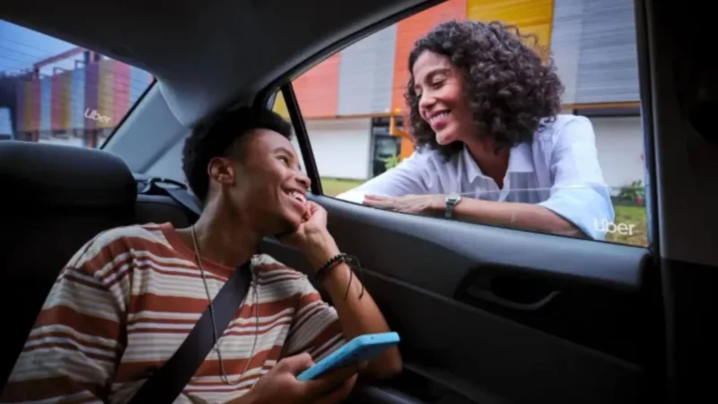 Uber lança função de acompanhar viagem de adolescentes por transmissão ao vivo