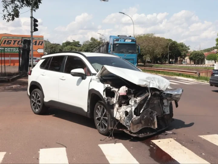 A caminho de cirurgia, médico se envolve em acidente e carros têm frentes destruídas