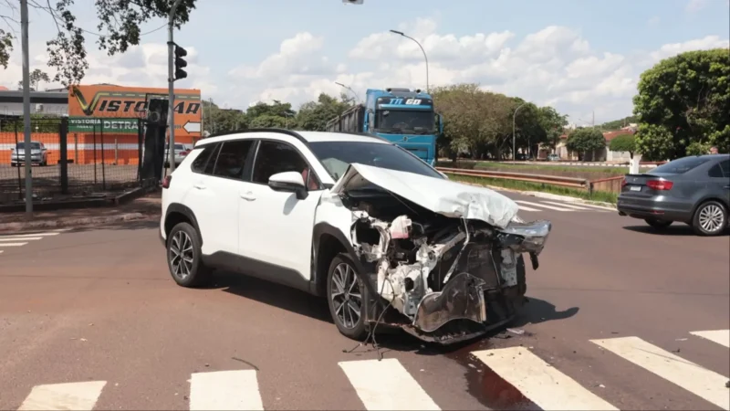A caminho de cirurgia, médico se envolve em acidente e carros têm frentes destruídas