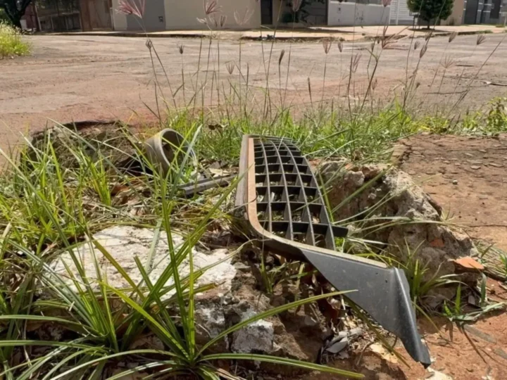 Carro e moto colidem em cruzamento sem sinalização na Vila Almeida, em Campo Grande