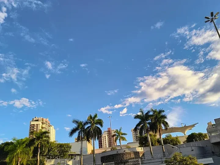 Calor de até 43°C e previsão de tempestades marcam sábado em MS