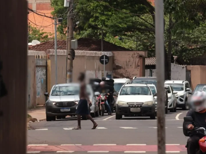 Terror no semáforo: homem armado com caco de vidro ameaça mulheres na Afonso Pena