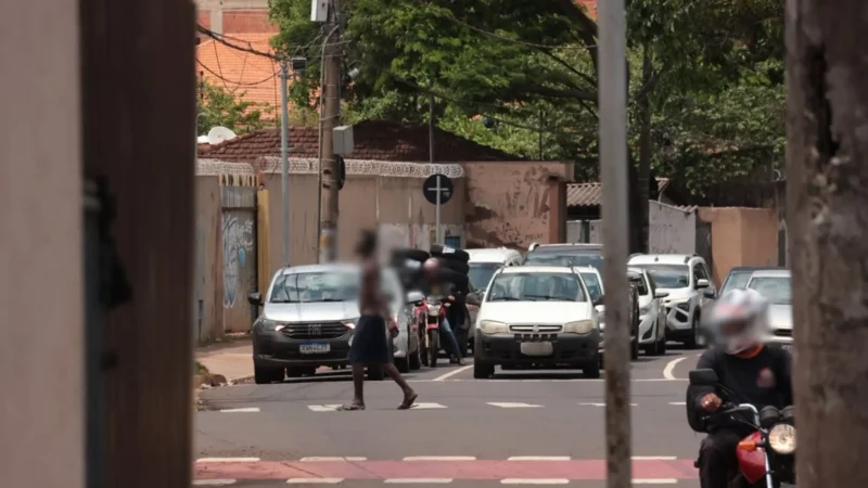 Terror no semáforo: homem armado com caco de vidro ameaça mulheres na Afonso Pena