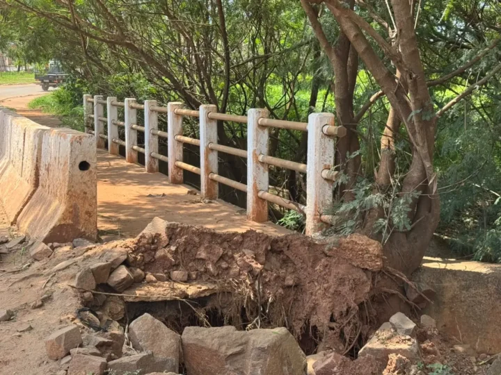 Entre pular cratera e passar pela rua, pedestres enfrentam risco em ponte no Jardim Tijuca