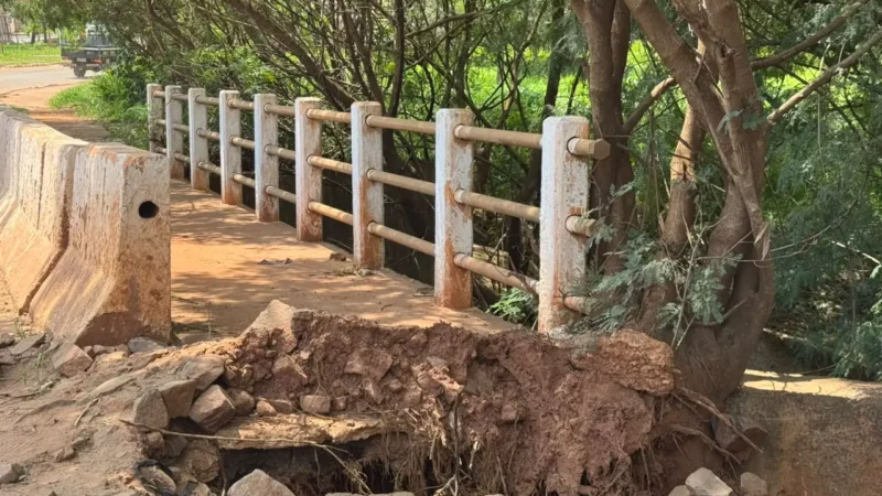 Entre pular cratera e passar pela rua, pedestres enfrentam risco em ponte no Jardim Tijuca