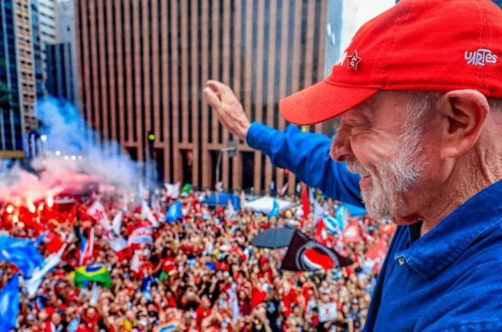 Lula é reeleito para quarto mandato como presidente do Brasil