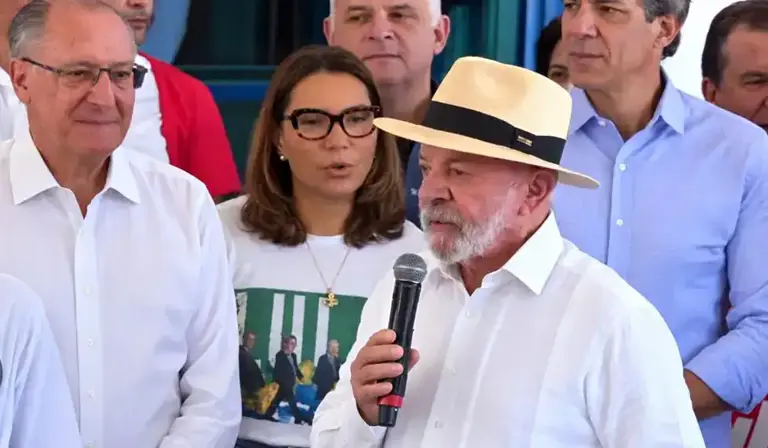 Lula adota tom agressivo após confirmação do segundo turno e ataca Flávio Bolsonaro