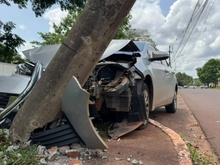 Motorista bate em poste, que fica ‘pendurado’ em carro na Avenida Senador Filinto Müller