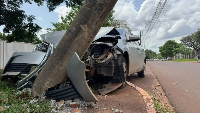 Motorista bate em poste, que fica ‘pendurado’ em carro na Avenida Senador Filinto Müller